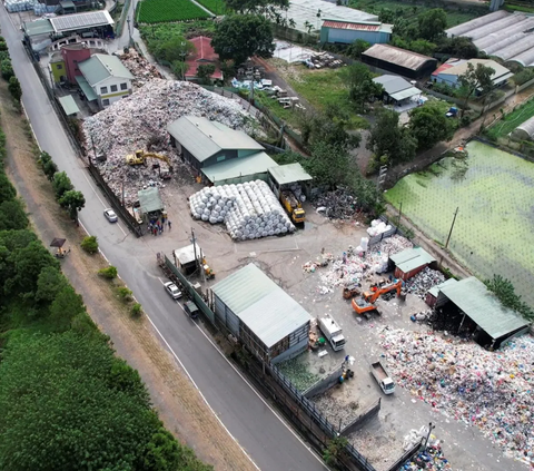 Sepasangan calon pengantin asal Taiwan membuat foto preweding dengan pemandangan yang tak lazim di lokasi pembuangan sampah di Kotapraja Puli, Kabupaten Nantou, Taiwan. Jumlah sampah di Puli terus mengalami peningkatan selama bertahun-tahun.<br><br>