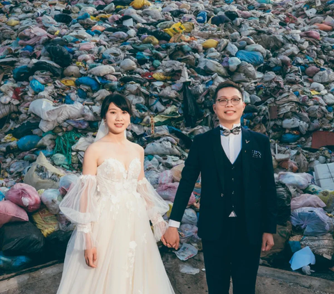 FOTO:  Lain Daripada yang Lain, Calon Pengantin Asal Taiwan Ini Bikin Foto Preweding di Tempat Sampah