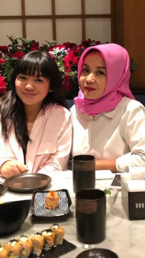 Potret Amel Carla dan Sang Ibu yang Wajahnya Awet Muda<br>