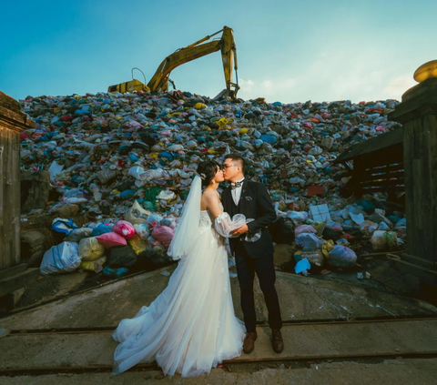 FOTO:  Lain Daripada yang Lain, Calon Pengantin Asal Taiwan Ini Bikin Foto Preweding di Tempat Sampah