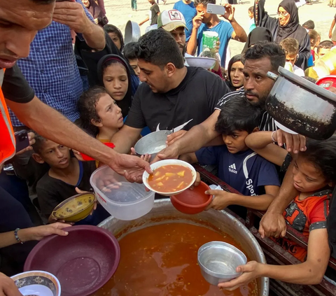 Warga Palestina yang meninggalkan rumah mereka dari perang di Gaza utara mengalami kondisi yang memprihatinkan di tempat pengungsian Rafah. Mereka tampak kelaparan dan berebut antrean untuk mendapatkan makanan dari para sukarelawan yang baru datang.