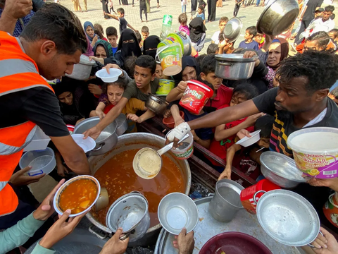 FOTO: Pilu Warga Gaza Berebut Antrean Makanan di Kamp Pengungsian Rafah