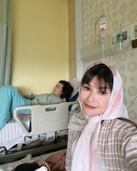 7 Potret Tamara Bleszynski Minta Doa untuk Sang Ibu yang Terkena Serangan Stroke