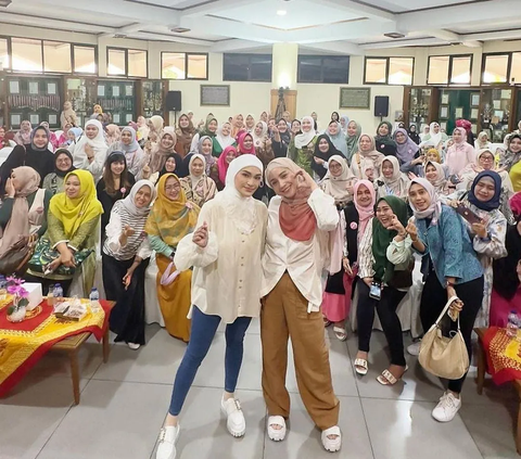 Potret Cantik dan Bikin Pangling Nagita Slavina Berhijab Jadi Pembicara di Sekolah