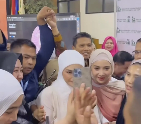 Potret Cantik dan Bikin Pangling Nagita Slavina Berhijab Jadi Pembicara di Sekolah