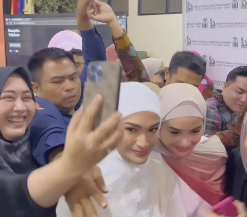 Potret Cantik dan Bikin Pangling Nagita Slavina Berhijab Jadi Pembicara di Sekolah