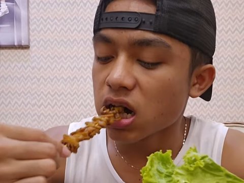 Momen Sarwendah Telaten Siapkan Makan Betrand Peto, Dibalas Disuapi Sate Usus