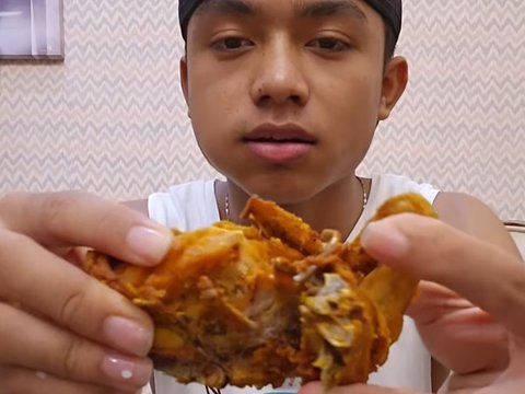 Momen Sarwendah Telaten Siapkan Makan Betrand Peto, Dibalas Disuapi Sate Usus