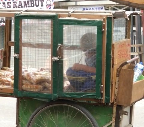 Demi Temani Kakek Jualan, Bocah Ini Masuk Gerobak Roti Sambil Belajar