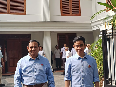 Solid Wearing Blue Clothes for Declaration and to the KPU, Prabowo: Let it be Cool