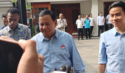 Prabowo ternyata mengenakan kemeja serupa dengan Gibran. Saat ditanya wartawan alasan memakai baju berwarna biru, Prabowo mengungkapkan alasan singkat.<br>