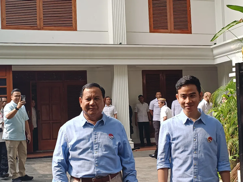 Prabowo-Gibran Tampil Perdana, Kompak Pakai Kemeja Biru Muda