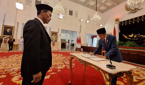 Amran Sulaiman kemudian mengucapkan sumpah dan jabatan sebagai Menteri Pertanian di hadapan Jokowi. 