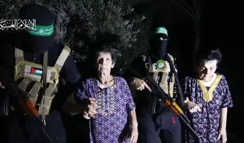 Saat hendak diantar ke perbatasan, pejuang Palestina juga tampak menggandeng dan menuntun dua wanita tua itu dengan perlahan-lahan. <br>
