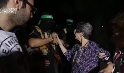 Momen wanita tua Israel memberikan salam perpisahan ke pejuang Palestina ketika dibebaskan ini sontak saja mencuri perhatian dunia. 