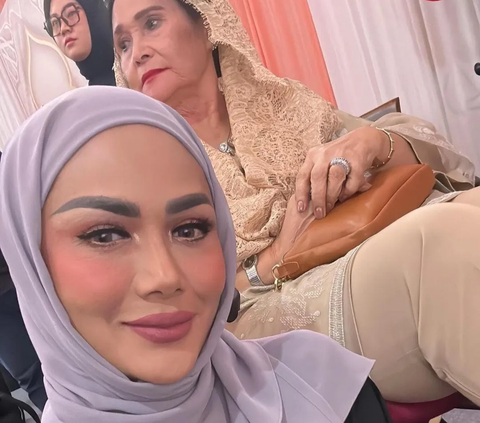 Potret Krisdayanti Bareng Ameena Kompak Berhijab, Nenek dan Cucu Cantiknya 11 12