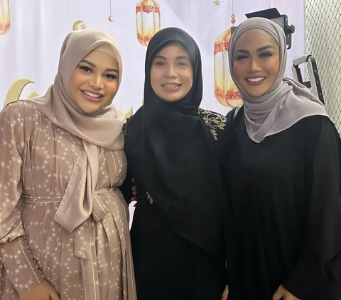 Potret Krisdayanti Bareng Ameena Kompak Berhijab, Nenek dan Cucu Cantiknya 11 12