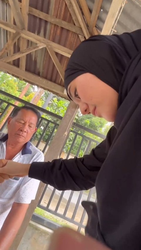 Orang tua Clara tak tampak keberatan dengan perubahan yang terjadi di anaknya termasuk dari cara berpakaian. Seolah sudah berdamai dengan keadaan, hubungan orang tua dan anak ini kembali menghangat.