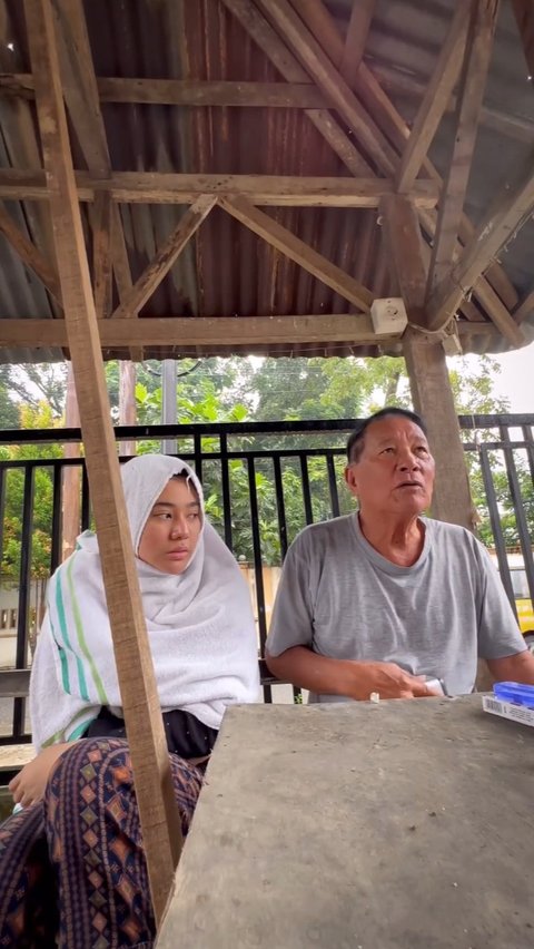 Clara dan sang ayah bahkan kerap menghabiskan momen bersama. Keduanya seakan-akan menbayar waktu yang hilang selama Clara merantau dan tak berani pulang.