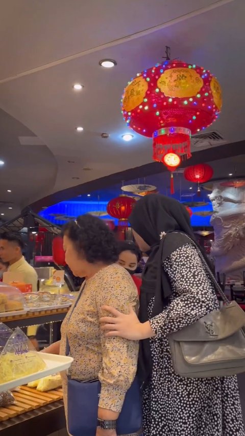 Clara dan ibunya juga banyak melakukan aktivitas bersama. Keduanya terlihat pernah berjalan-jalan berdua di sebuah pusat perbelanjaan untuk makan bersama dan belanja roti.