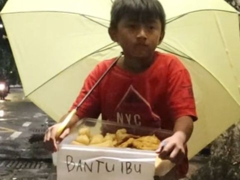 Jual Gorengan untuk Biayai Pengobatan Ibunya, Kisah Anak Ini Bikin Haru