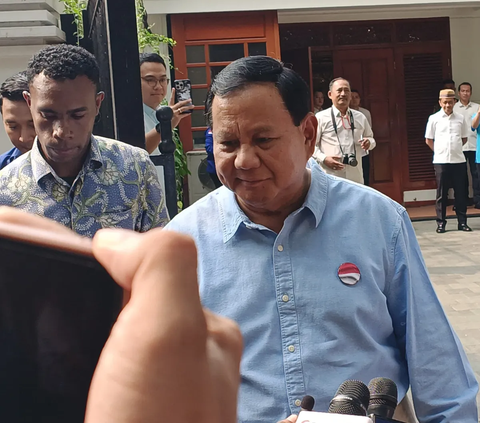 Prabowo juga menyapa Menteri Investasi/Kepala Badan Koordinasi Penanaman Modal Bahlil Lahadalia. Bahlil kabarnya ditunjuk menjadi Wakil Ketua Tim Kampanye
