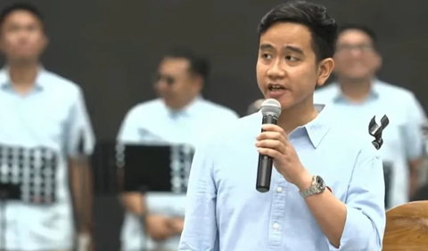 Seusai Prabowo, pembawa acara mempersilakan bakal cawapres Gibran Rakabuming Raka melakukan pidato.<br>
