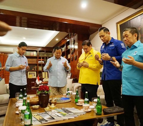 FOTO: Momen Prabowo-Gibran Berdoa Bersama Sebelum Daftar Pilpres ke KPU