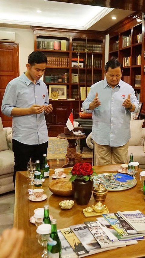 Prabowo dan Gibran berdoa bersama sebelum berangkat ke KPU.