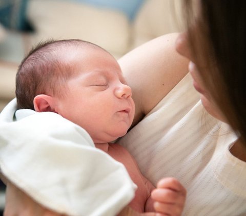 Kehadiran si buah hati menjadi momen paling dinantikan oleh semua orang tua. Persiapan demi persiapan pasti selalu dilakukan termasuk dengan pemberian nama si bayi.<br>