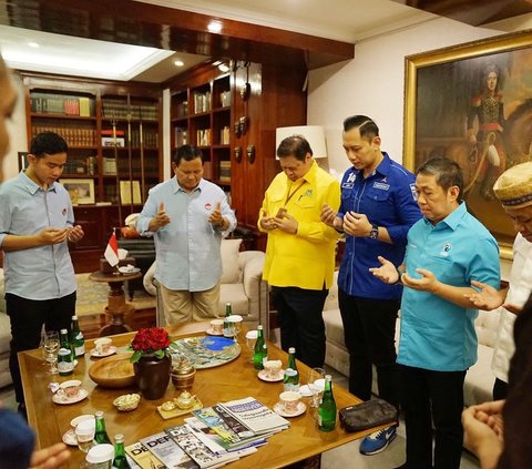 FOTO: Momen Prabowo-Gibran Berdoa Bersama Sebelum Daftar Pilpres ke KPU