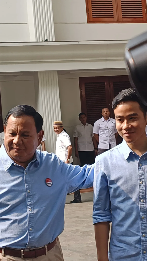 Jelang ke KPU Gibran & Prabowo Bertemu, Saling Cipika Cipiki Bernuansa 'Biru Sejuk'