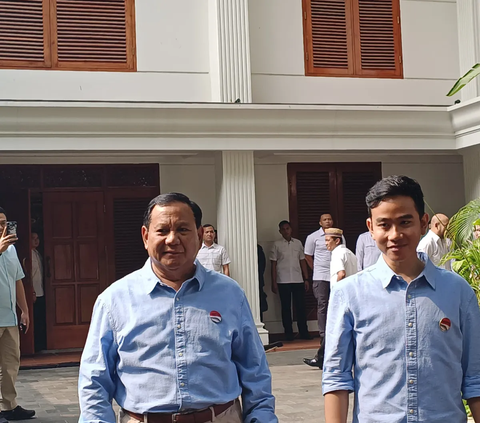 Setibanya di Kertanegara, Gibran langsung disambut oleh Prabowo dengan cipika cipiki. Gibran tak banyak bicara, hanya meminta doa agar kegiatan berlangsung lancar.