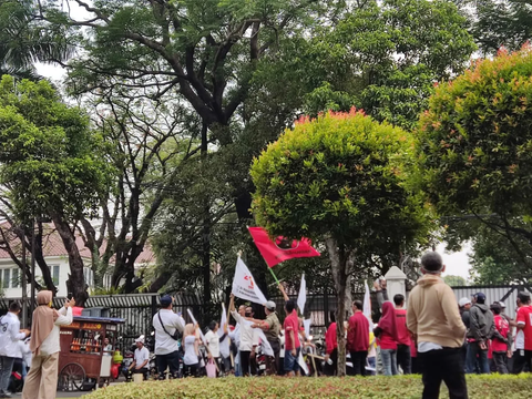 Bendera PDIP Berkibar di Tengah Massa Pendukung Prabowo-Gibran