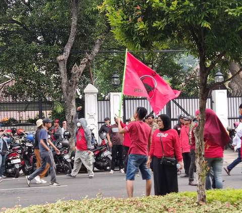 Bendera PDIP Berkibar di Tengah Massa Pendukung Prabowo-Gibran