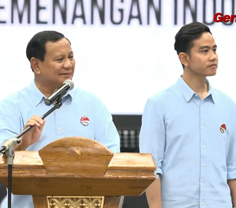 Bendera PDIP Berkibar di Tengah Massa Pendukung Prabowo-Gibran