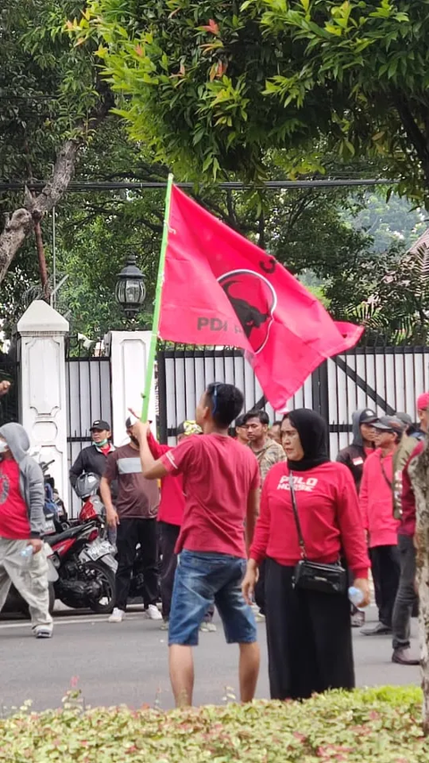 Pendukung Gibran Bawa Bendera PDIP Jelang Daftar ke KPU Bikin Heboh