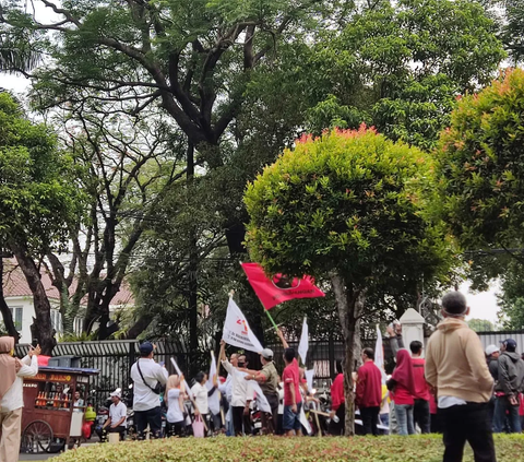 Massa telah ramai di sekitar KPU, termasuk pendukung Gibran yang memakai atribut dan bendera PDIP