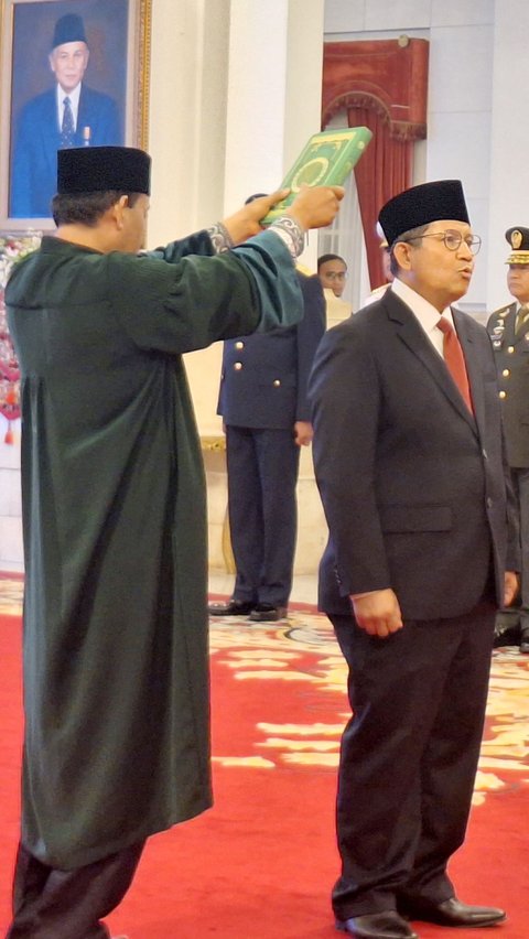 Jokowi kemudian memberikan ucapan selamat dari Jokowi, diikuti para tamu dan undangan, kepada para pejabat yang dilantik.