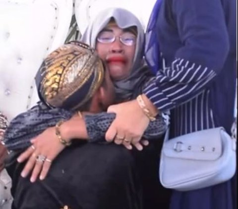 Ibu Pengantin Pria Ini Menangis Histeris saat Anaknya Sungkem, Aksinya Viral Banjir Komentar