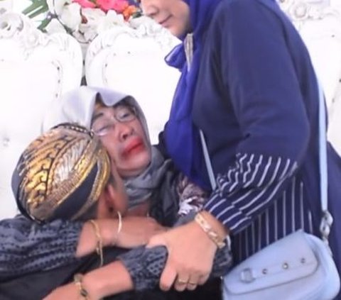 Ibu Pengantin Pria Ini Menangis Histeris saat Anaknya Sungkem, Aksinya Viral Banjir Komentar