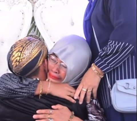 Ibu Pengantin Pria Ini Menangis Histeris saat Anaknya Sungkem, Aksinya Viral Banjir Komentar