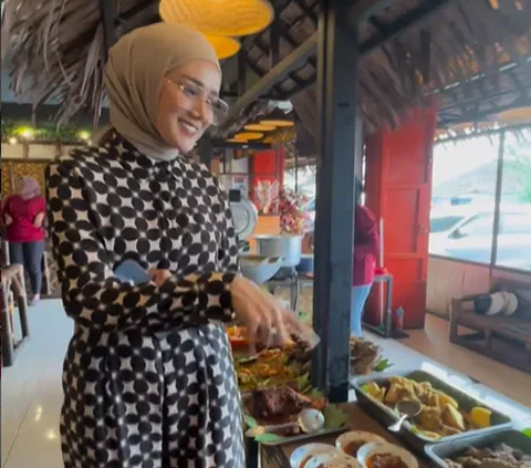 Mulan Jameela Makan di Warung Sunda Pakai Sarung Tangan Panen Kritikan