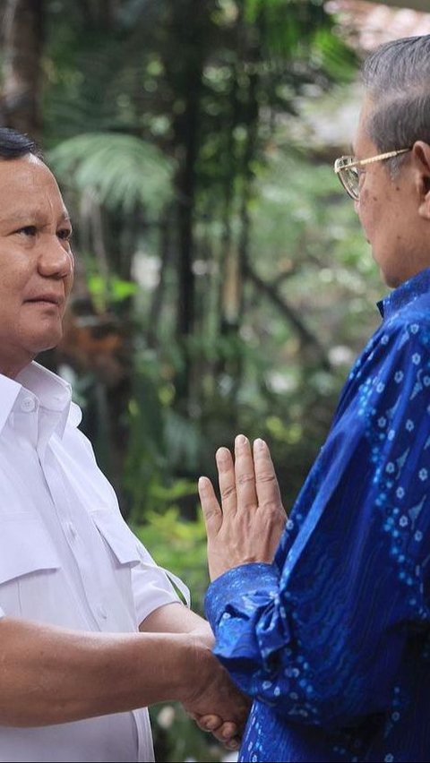 Prabowo dan SBY sama-sama jenderal TNI yang berpengaruh di masanya. SBY lebih senior dari Prabowo.