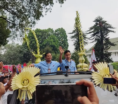 Prabowo-Gibran Tiba di KPU Naik Rantis Maung, Diiringi Lantunan Selawat