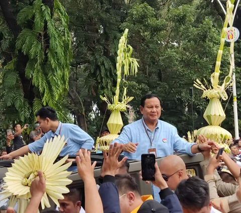 Prabowo-Gibran Tiba di KPU Naik Rantis Maung, Diiringi Lantunan Selawat