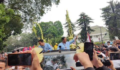 Tidak cuma Prabowo dan Gibran, Ketua Umum PSI Kaesang Pangarep juga jadi sasaran warga yang ingin berjabat tangan.<br>