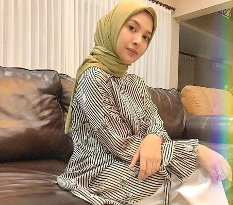 Jika di sinetron Alisia Rininta sering tampil dengan rambut panjang yang terurai, begini penampilannya saat berhijab. Sosoknya makin cantik dan anggun dalam balutan hijab.