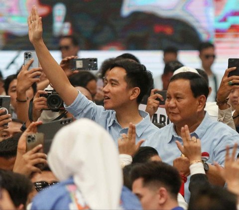 FOTO: Momen Prabowo-Gibran Deklarasi di Indonesia Arena, Disambut Riuh Ribuan Pendukung