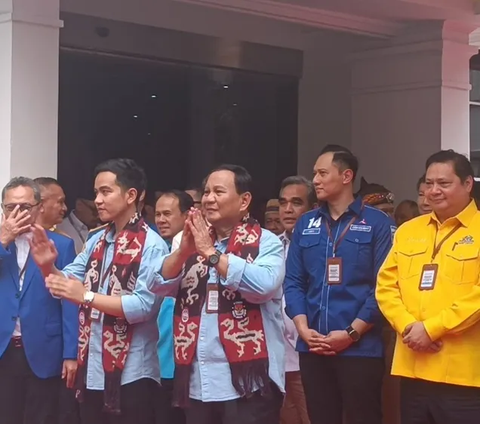 Tiba di gedung KPU, Prabowo Joget Dua Jari di Atas Maung Berhias Janur Kuning